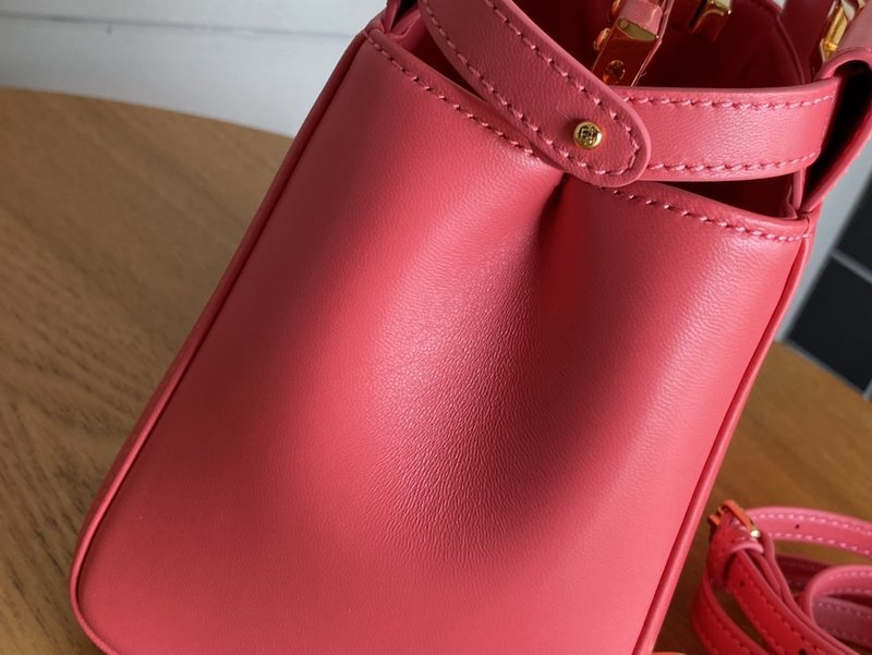 펜디 미니 피카부 수박 레드 골드 버클 핸드백 001-223363