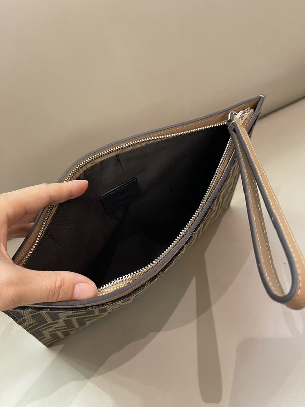펜디 모노그램 소가죽 클러치백 001-223439