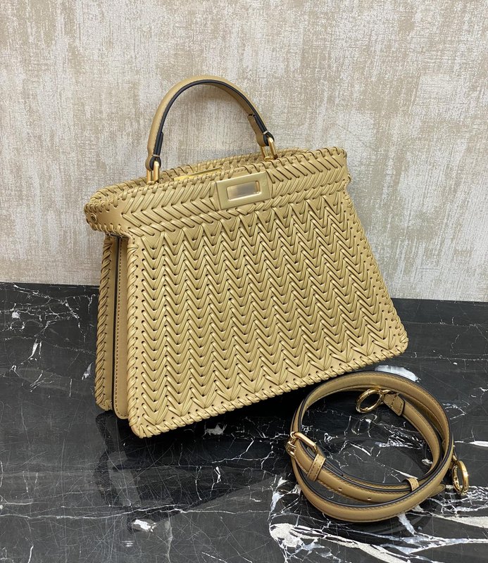 펜디 피카부 우븐 송아지 가죽 핸드백 001-223494