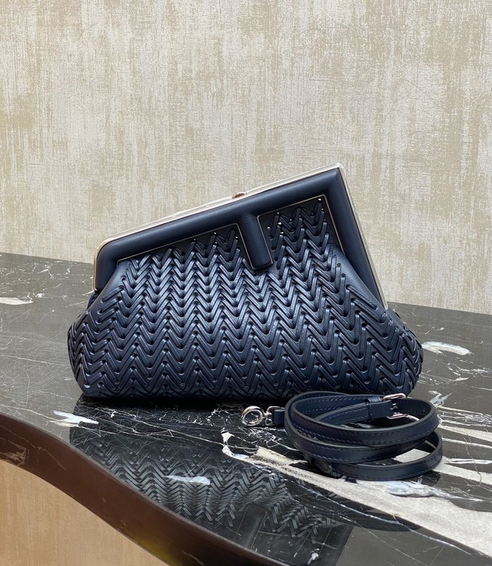Fendi 니트 클라우드백 스몰 001-223496