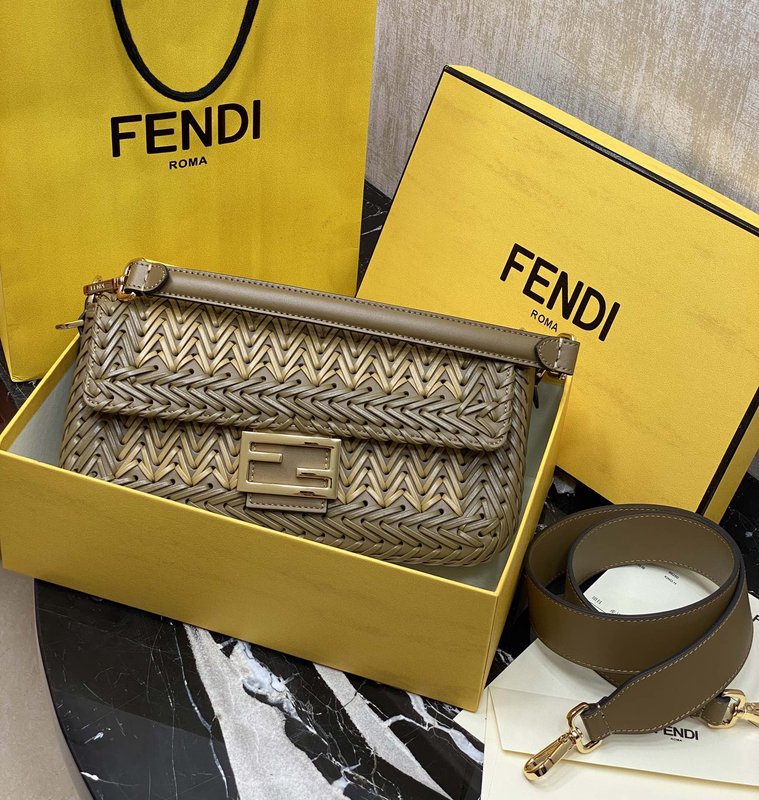 Fendi 클래식 바게트 백 001-223497