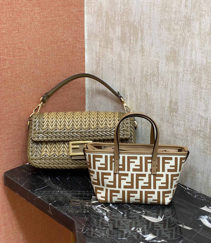 Fendi 클래식 바게트 백 001-223497