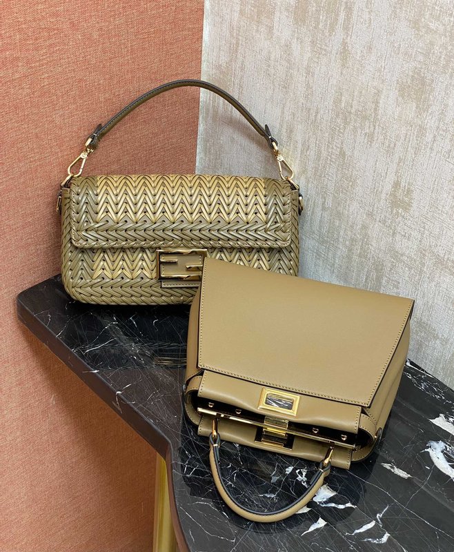 Fendi 클래식 바게트 백 001-223497