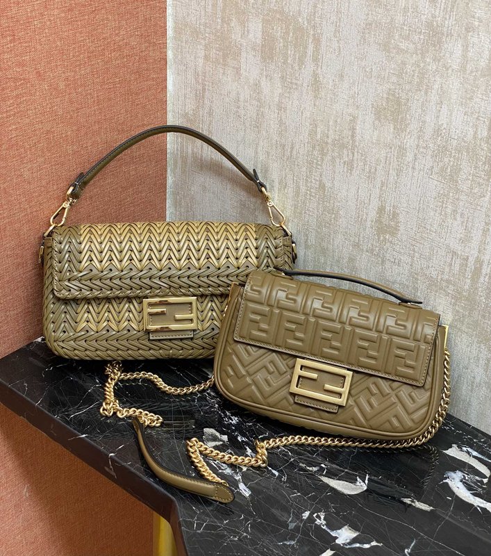 Fendi 클래식 바게트 백 001-223497