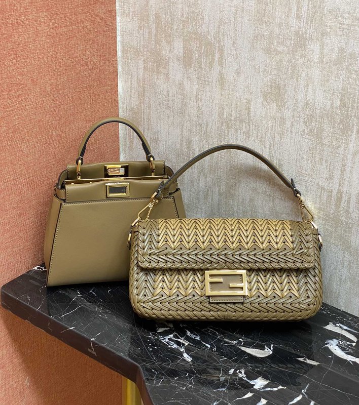 Fendi 클래식 바게트 백 001-223497