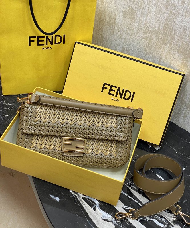Fendi 클래식 바게트 백 001-223497