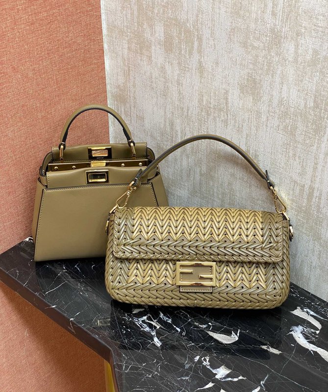 Fendi 클래식 바게트 백 001-223497
