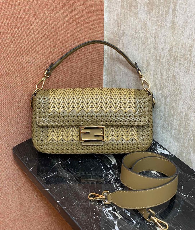 Fendi 클래식 바게트 백 001-223497