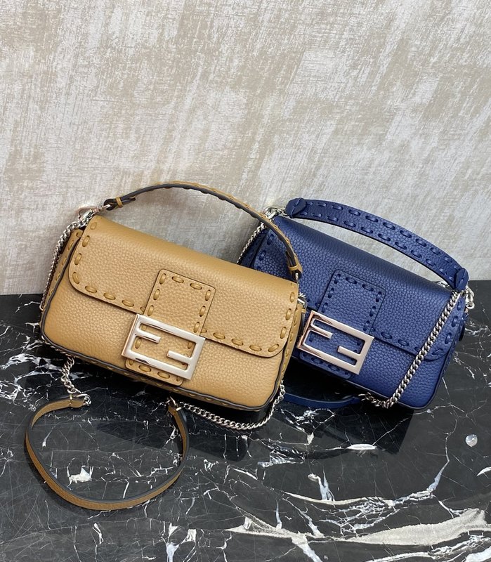 펜디 바게트 미니 가죽 핸드백 001-223514