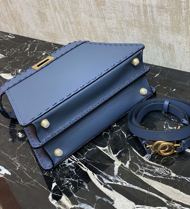 안개 블루 핸드스티치 미디엄 핸드백 001-223519