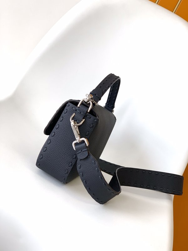 펜디 클래식 미디엄 리치 그레인 바게트 백 001-223543