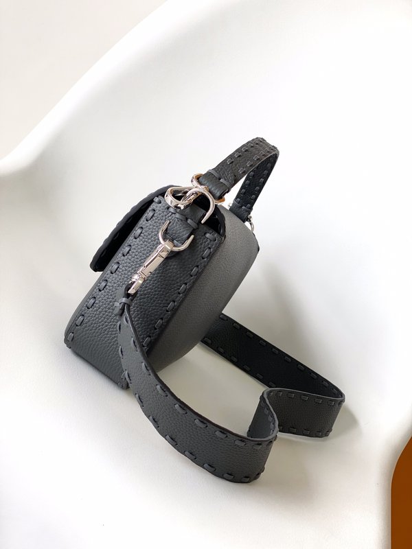 펜디 클래식 미듐 리치 그레인 바게트 백 001-223544