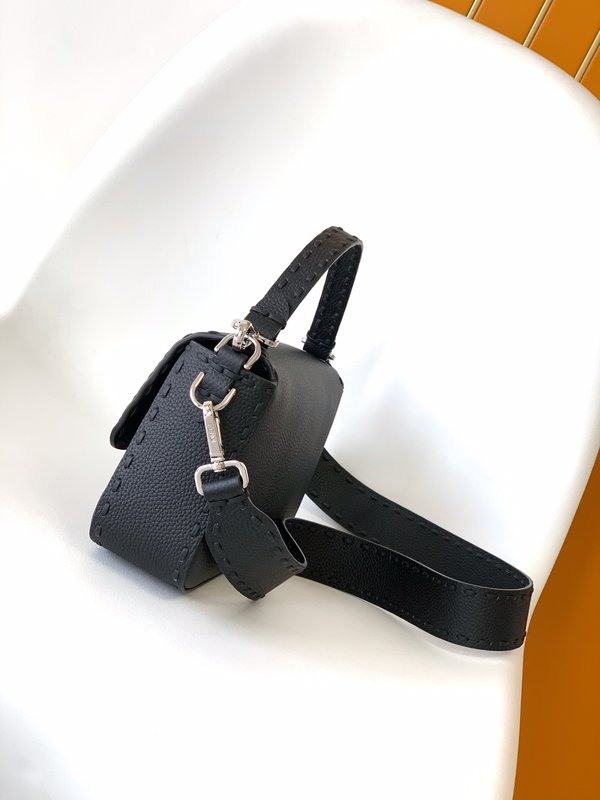 펜디 클래식 미디엄 리치 그레인 바게트 백 001-223545