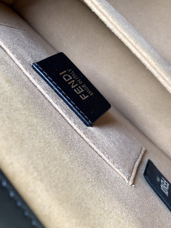펜디 FF 엠보스 송아지 가죽 체인 숄더백 001-223548