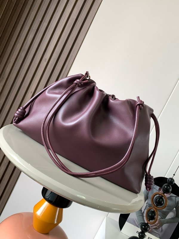 로에베 플라멩코 주름 나파 가죽 클러치백 001-223610
