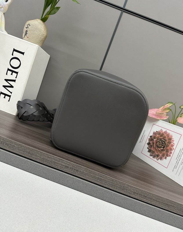 로에베 소프트 페블 버킷백 001-223650