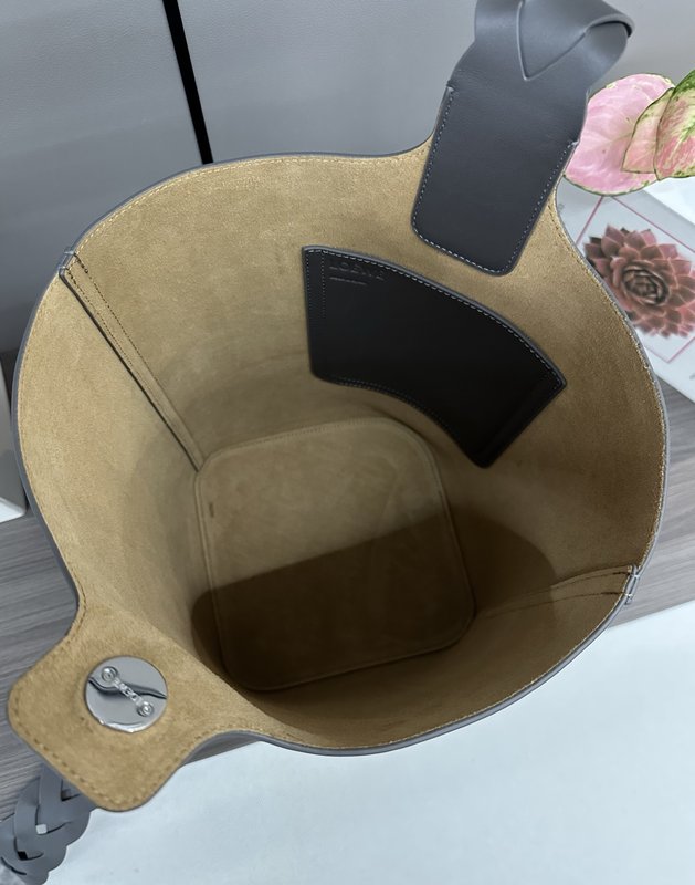 로에베 소프트 페블 버킷백 001-223650