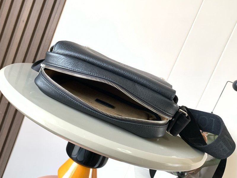 로에베 블랙 페블 가죽 메신저백 001-223656