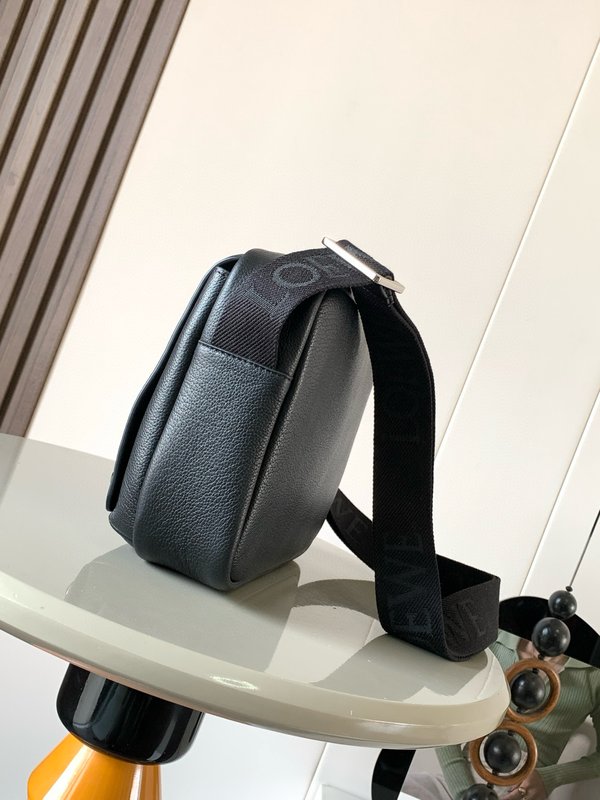 로에베 블랙 페블 가죽 메신저백 001-223656