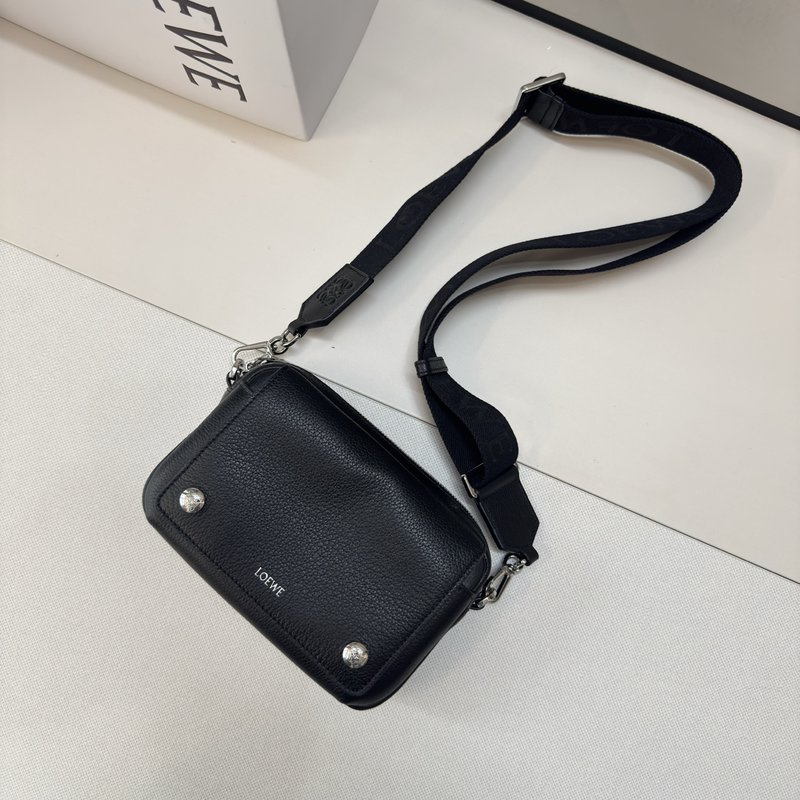 로에베 소프트 펠트 가죽 메신저백 001-223740