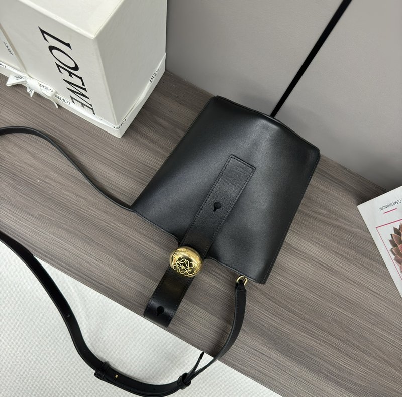 로에베 미니 소프트 버킷백 001-223821