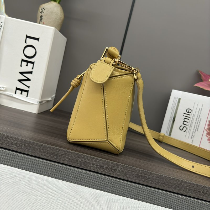 로에베 퍼즐 브레이디드 나파 가죽 핸드백 001-223823