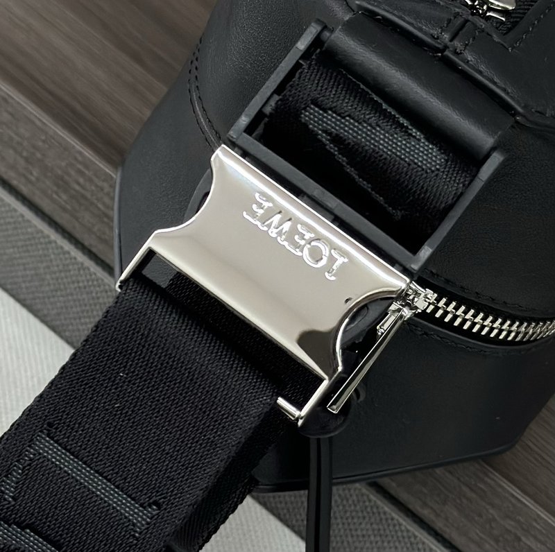로에 클래식 카우하이드 슬링 백 001-223839