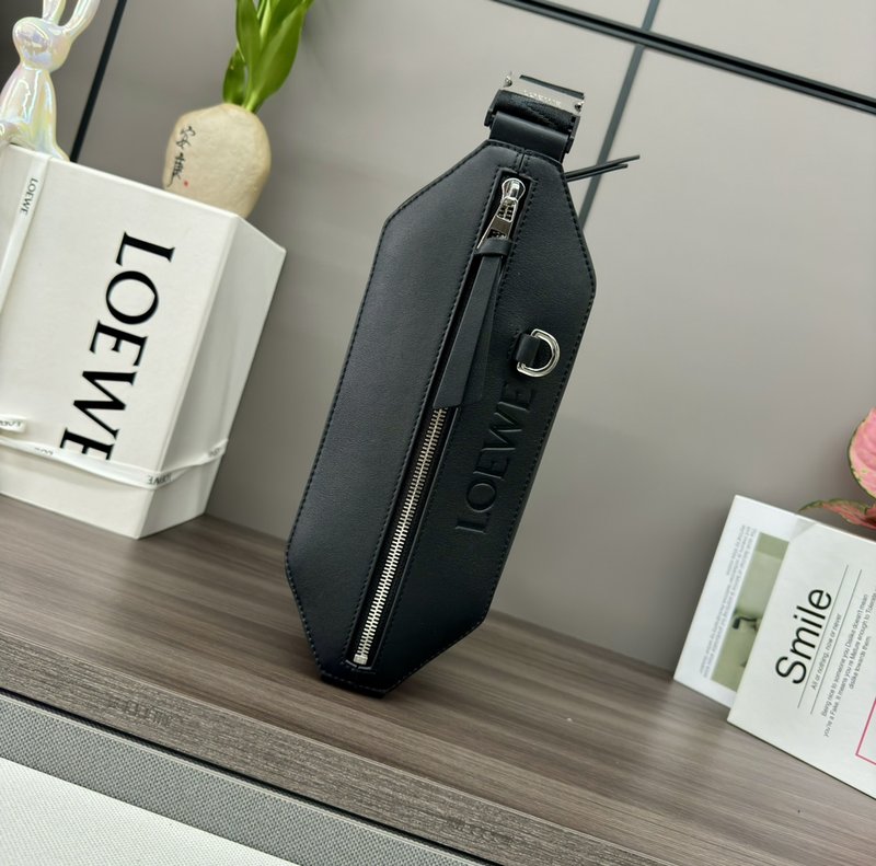 로에 클래식 카우하이드 슬링 백 001-223839