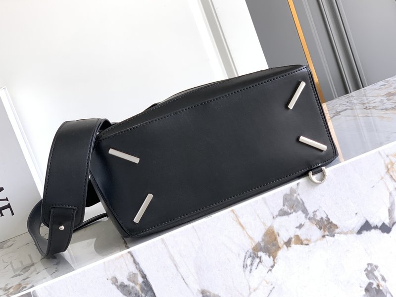 로에베 퍼즐 블랙 미디엄 숄더백 001-223843