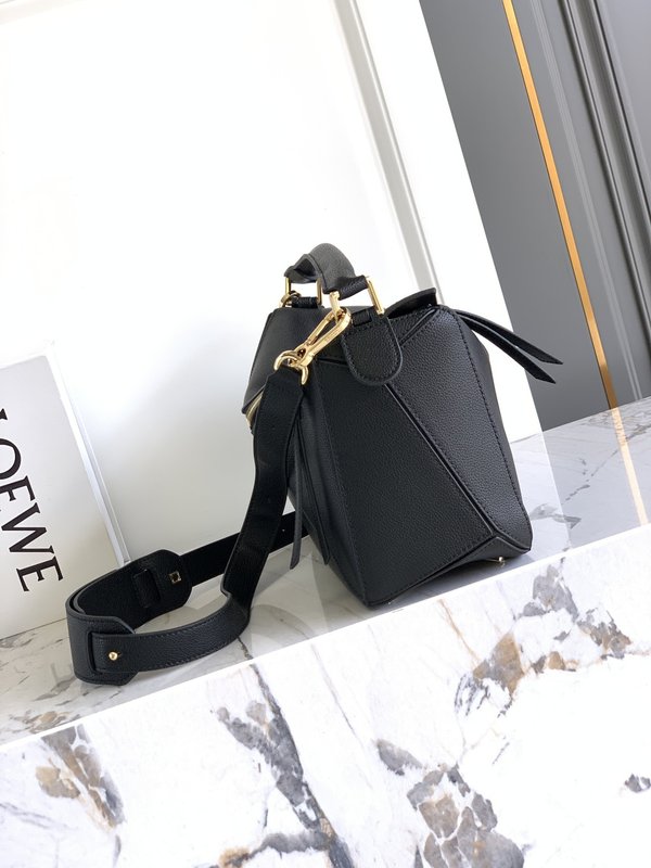 로에웨 퍼즐 미디엄 블랙 리치문 가죽 핸드백 001-223869