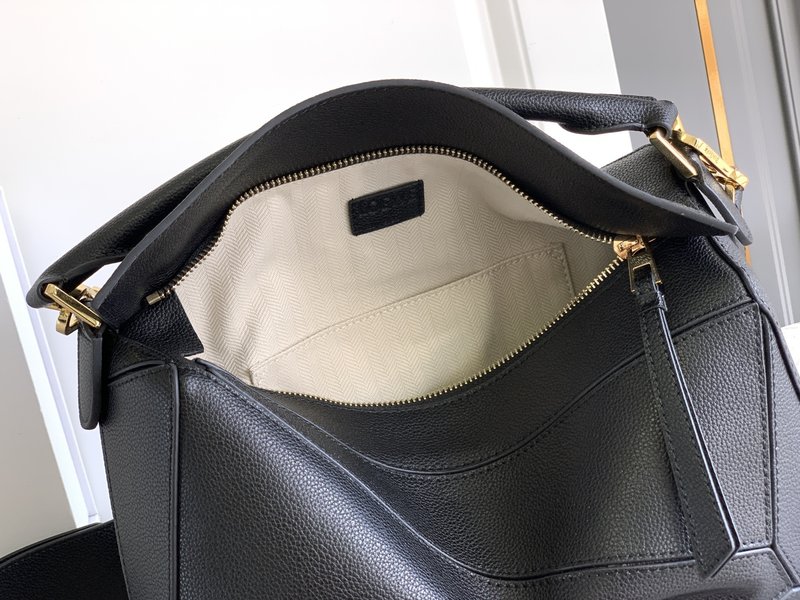 로에웨 퍼즐 미디엄 블랙 리치문 가죽 핸드백 001-223869