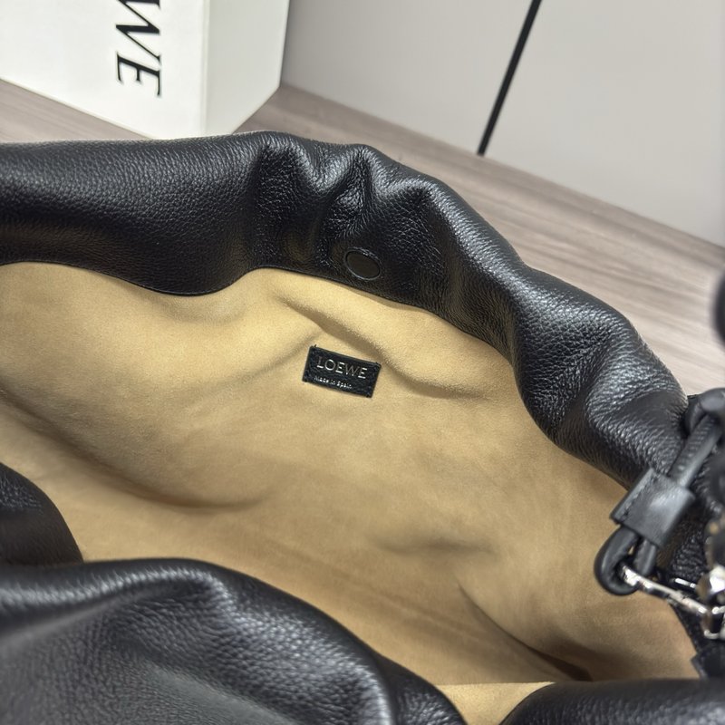 로에베 나파 사슴 가죽 주름 포켓 핸드백 001-224356