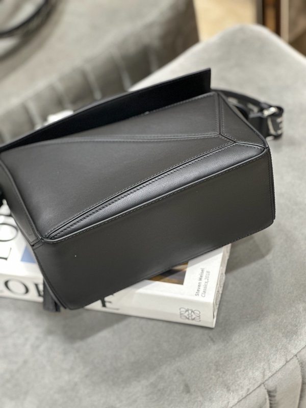 로에베 블랙 스몰 웨빙 스트랩 핸드백 001-224369