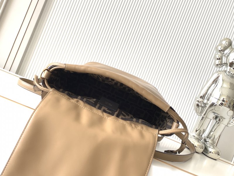 펜디 수입 소가죽 메탈 버클 드로스트링 백팩 001-224457