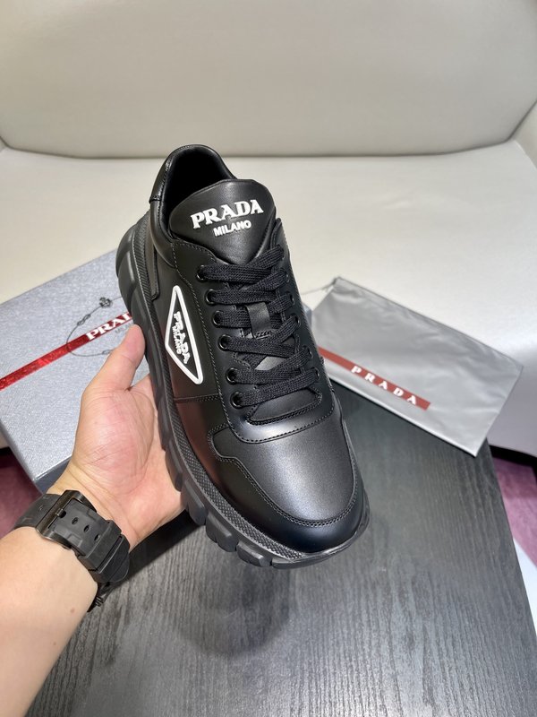 Prada 모던 가죽 스니커즈 001-226961