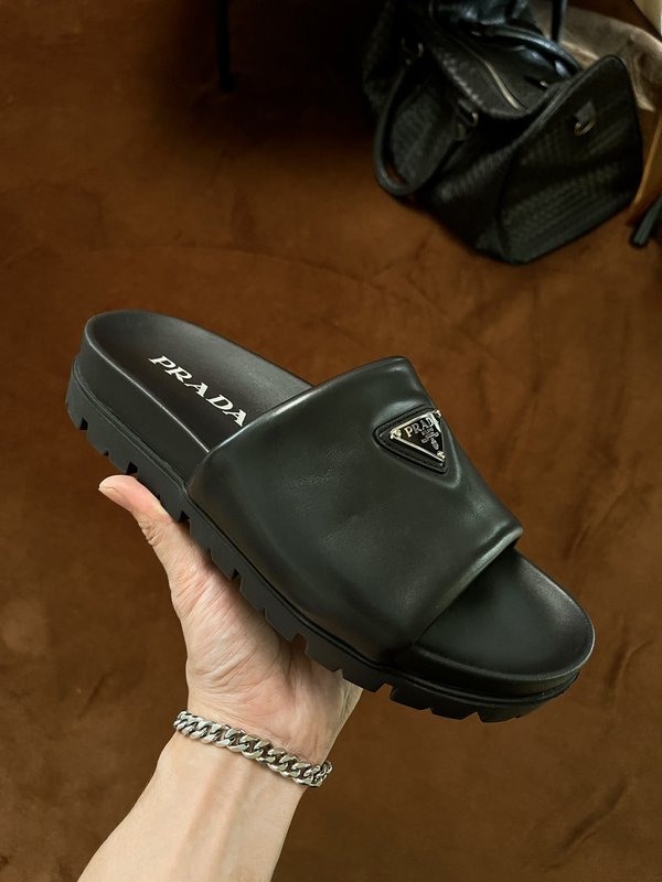 PRADA 부드러운 빵 모양 가죽 샌들 슬리퍼 001-227152