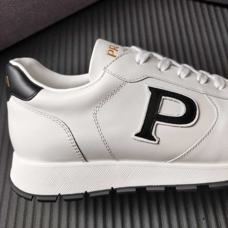 프라다 PRADA 알파벳 P 로고 가죽 캐주얼 운동화 001-227536