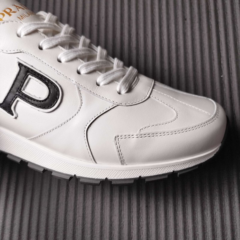 프라다 PRADA 알파벳 P 로고 가죽 캐주얼 운동화 001-227536