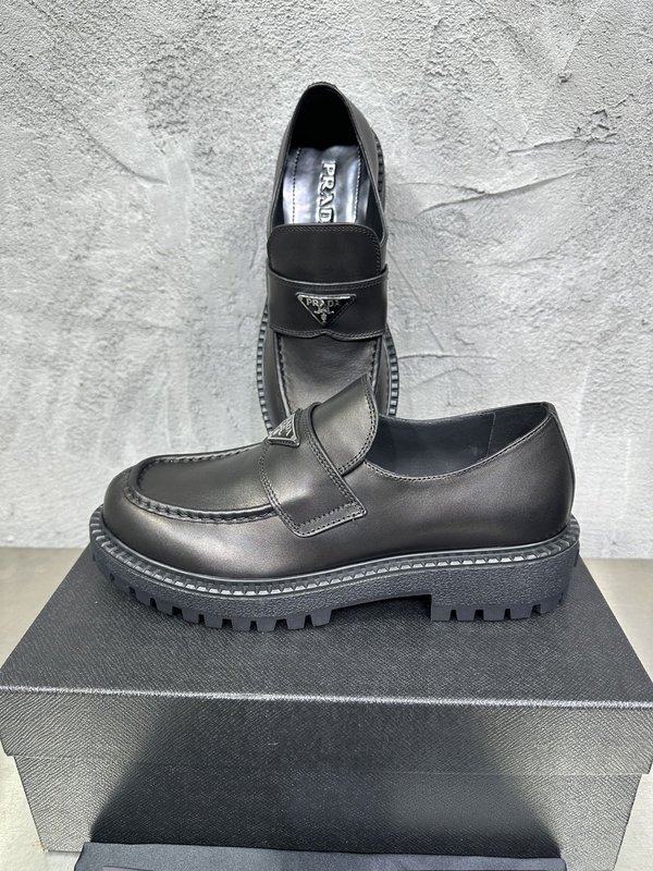 PRADA 에나멜 금속 트리앵글 가죽 로퍼 001-227723