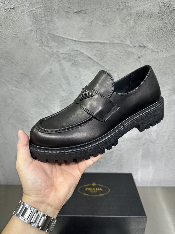 PRADA 에나멜 금속 트리앵글 가죽 로퍼 001-227723