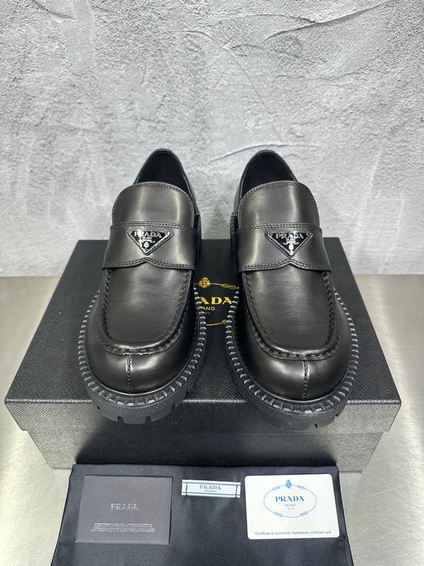 PRADA 에나멜 금속 트리앵글 가죽 로퍼 001-227723