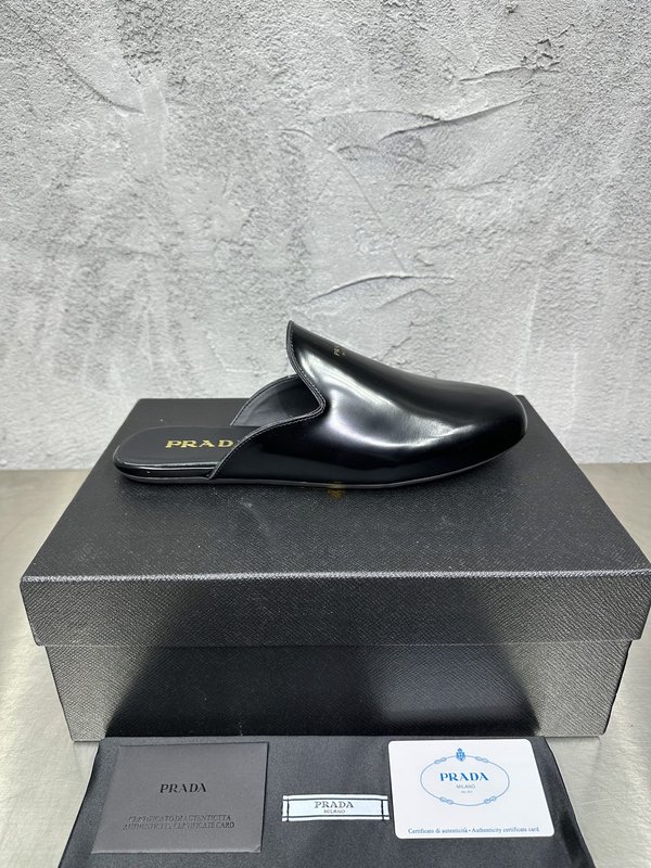 PRADA 레트로 남성 광택 가죽 뮬 슬리퍼 001-227732
