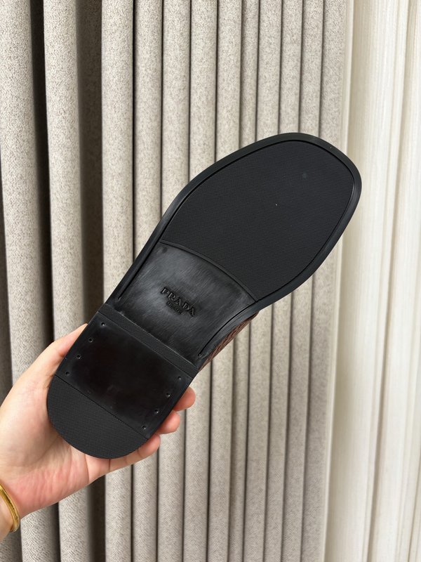 프라다 남성 크로코 엠보스 가죽 슬리퍼 001-227745