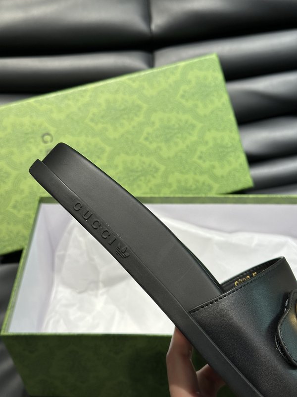 Gucci 남성 여름 소가죽 슬리퍼 001-227902