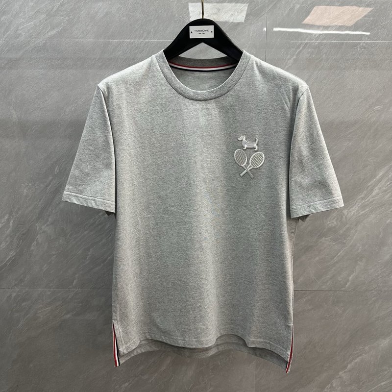 Thom Browne 강아지 자수 라운드 티셔츠 001-229256