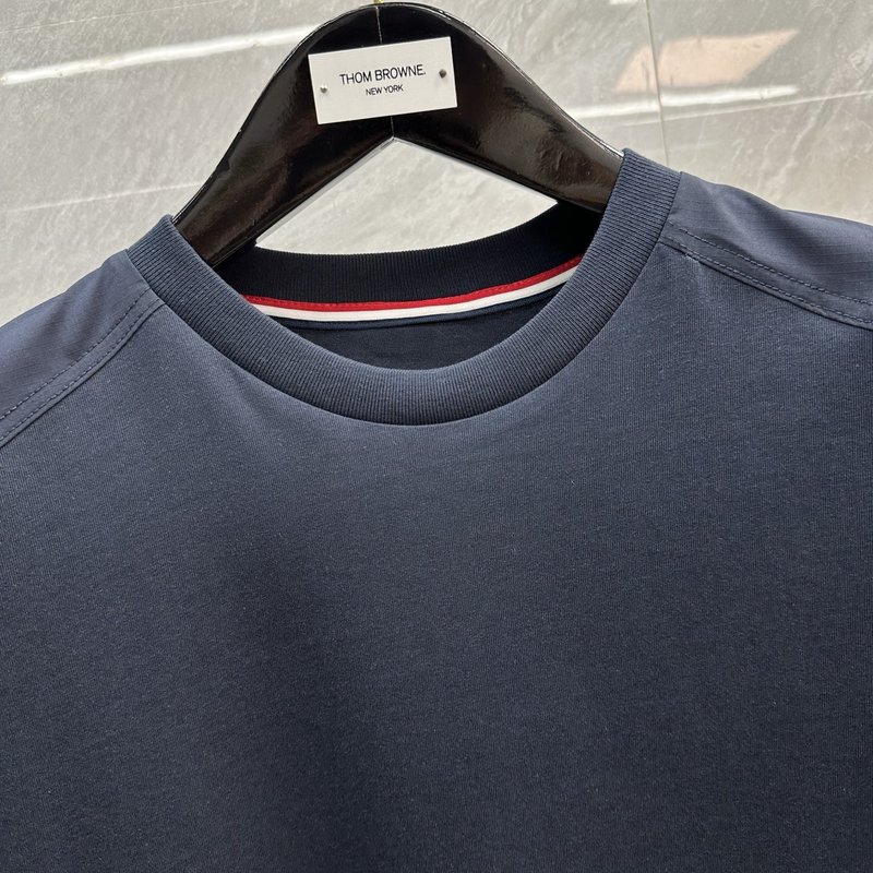 Thombrowne 사이드 슬리브 단추 포켓 라운드 티 001-230419