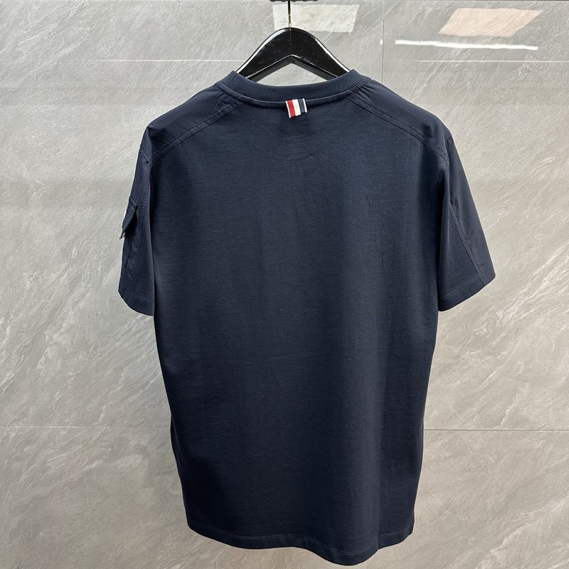 Thombrowne 사이드 슬리브 단추 포켓 라운드 티 001-230419