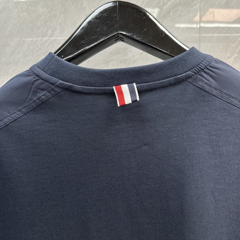 Thombrowne 사이드 슬리브 단추 포켓 라운드 티 001-230419