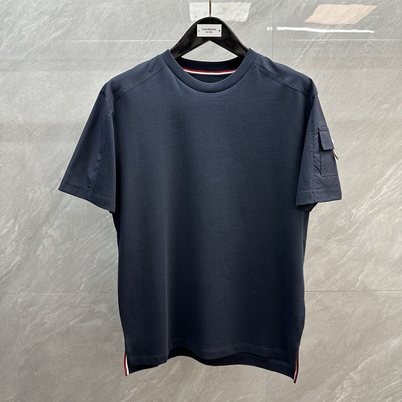 Thombrowne 사이드 슬리브 단추 포켓 라운드 티 001-230419
