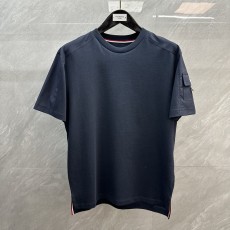 Thombrowne 사이드 슬리브 단추 포켓 라운드 티 001-230419